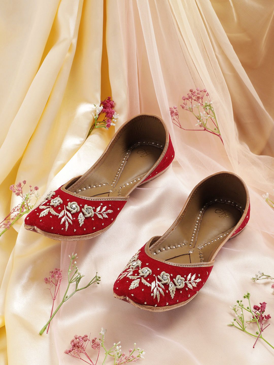 Dhiyona HOP Women Floral Embroidered Mojaris