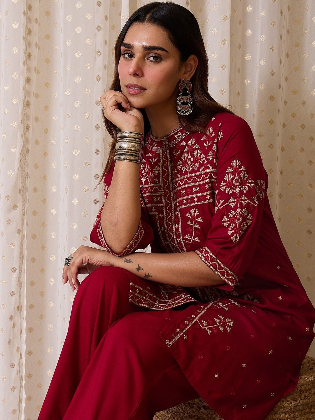 Women Geometric Embroidered Kurta with Trousers