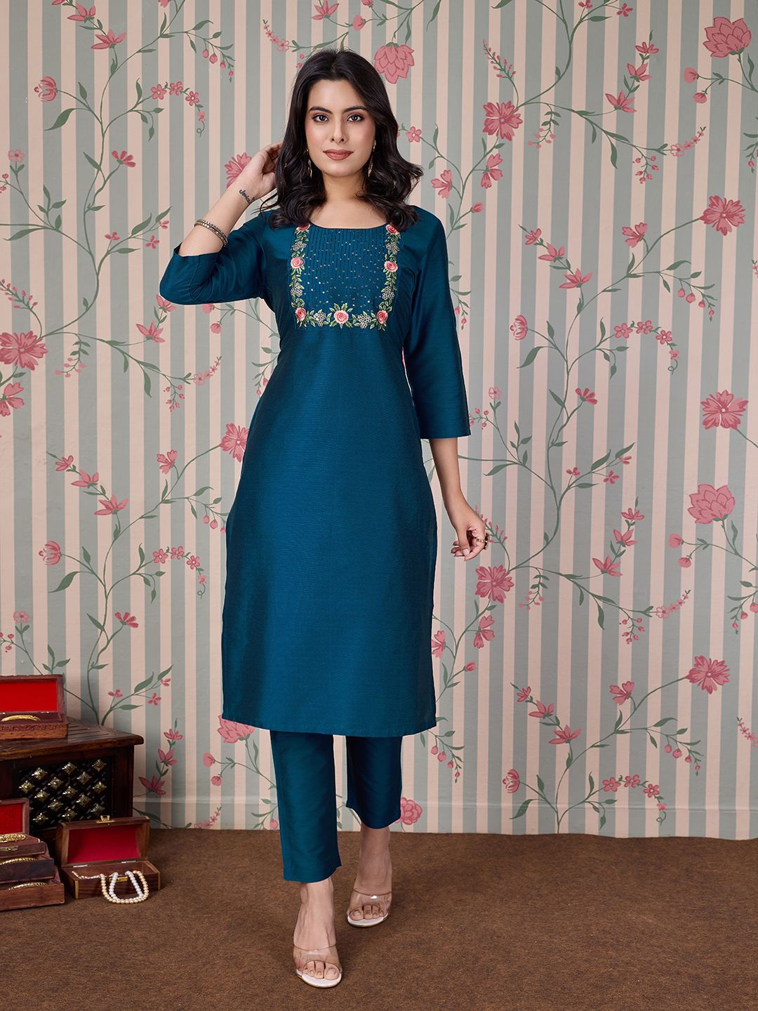 Dhiyona OD Women Round Neck Three-Quarter Sleeves Embroidered Straight Kurta