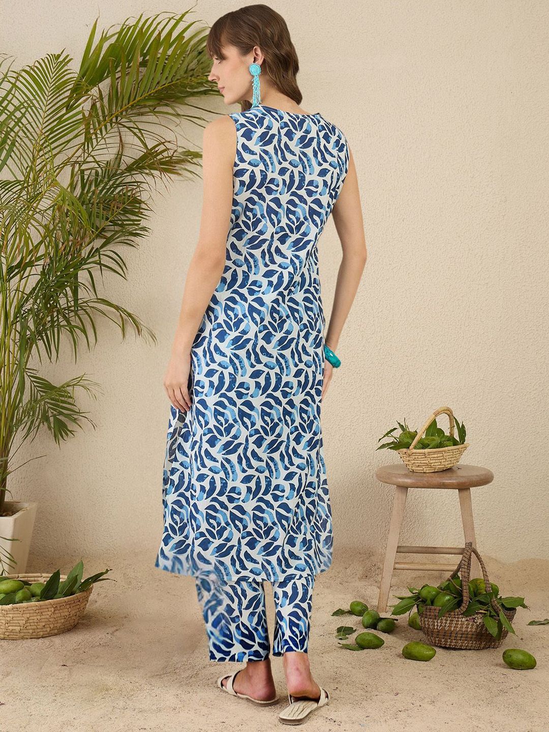Dhiyona IE Floral Screen Printed V-Neck Pure Cotton Straight Kurta With Trousers