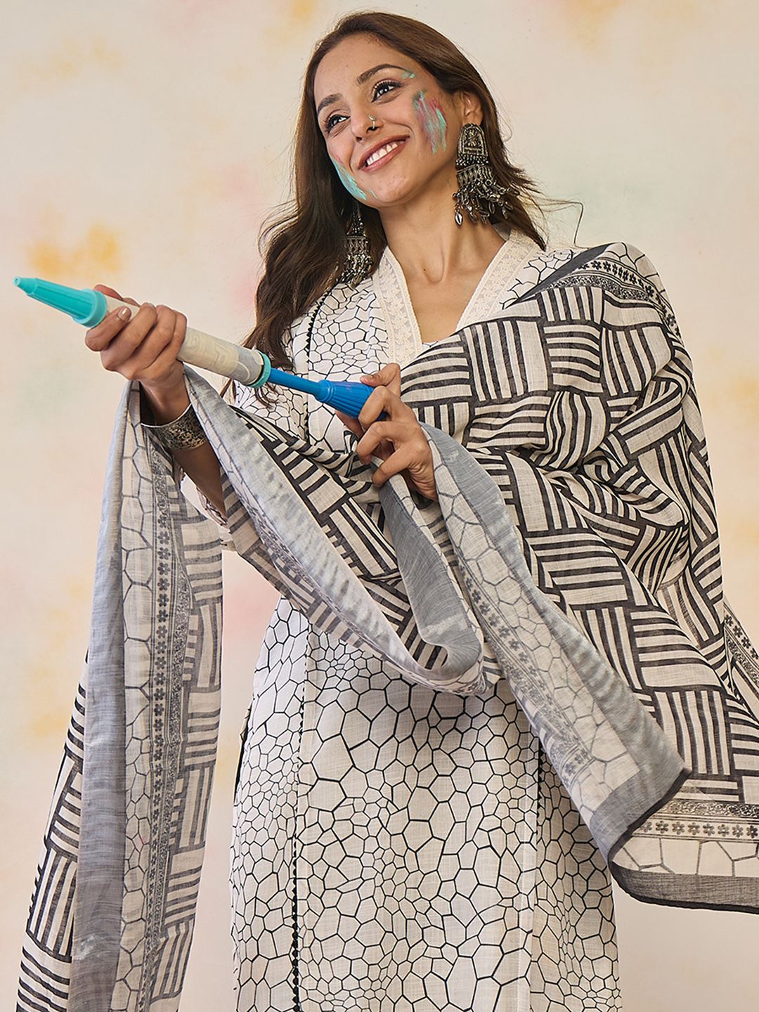Dhiyona IE Women Printed Regular Thread Work Pure Cotton Kurta with Trousers & With Dupatta