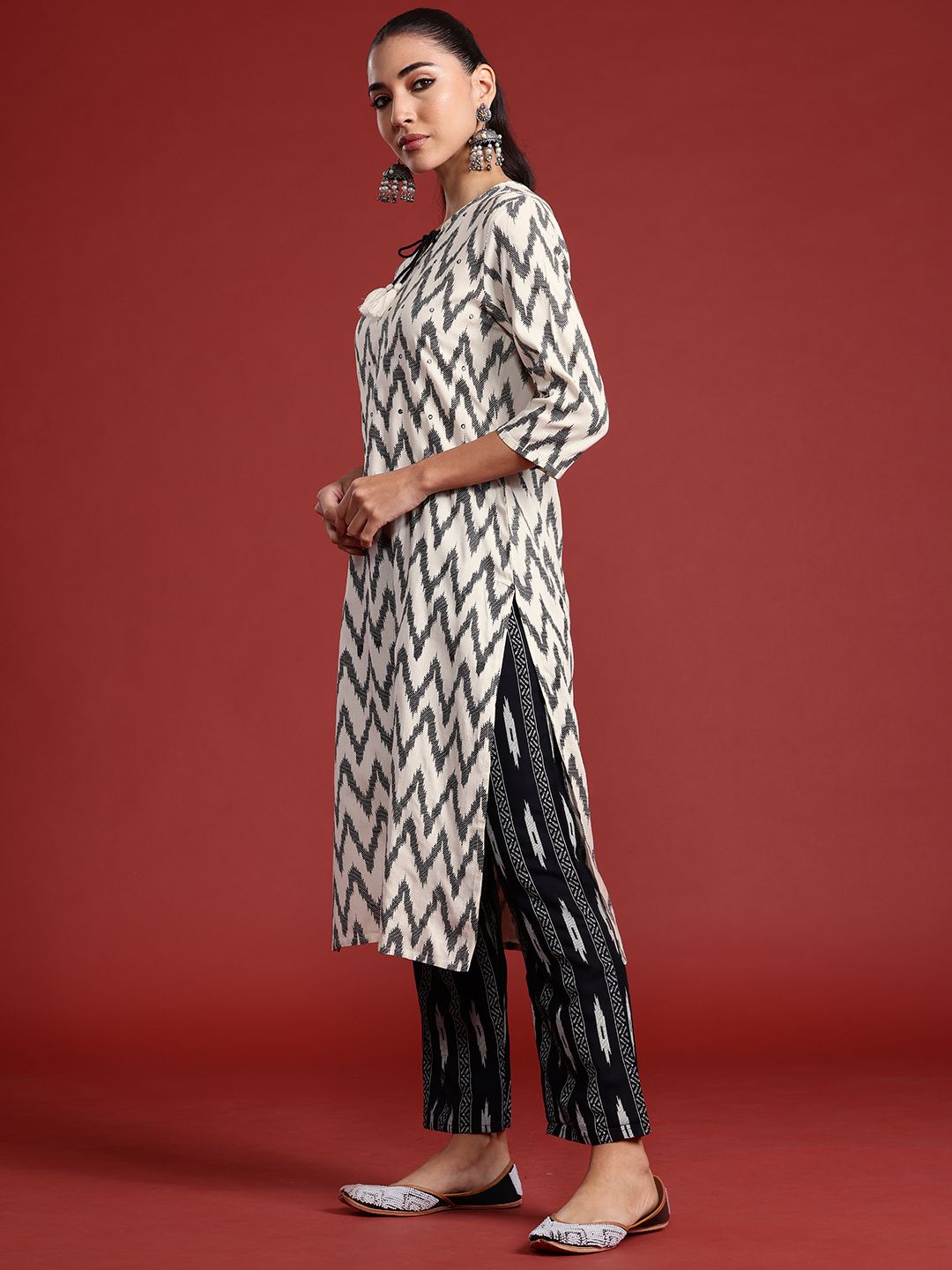 Dhiyona IE Printed Tie-Up Neck Mirror Work Kurta With Trousers