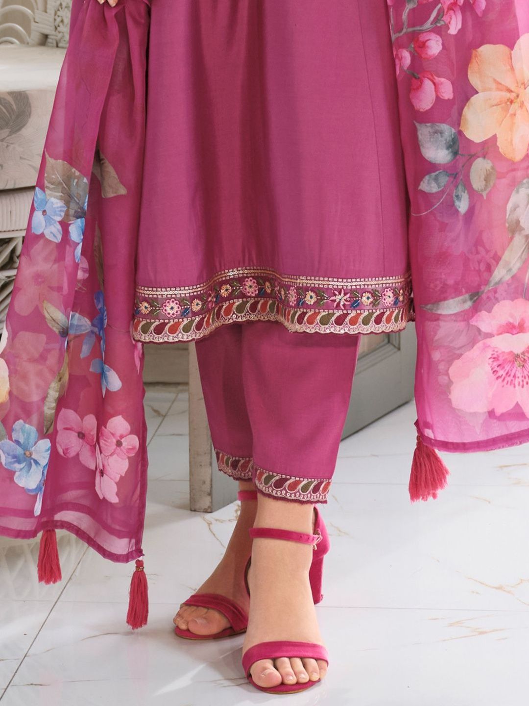 Women Floral Embroidered Regular Thread Work Kurta with Trousers & With Dupatta