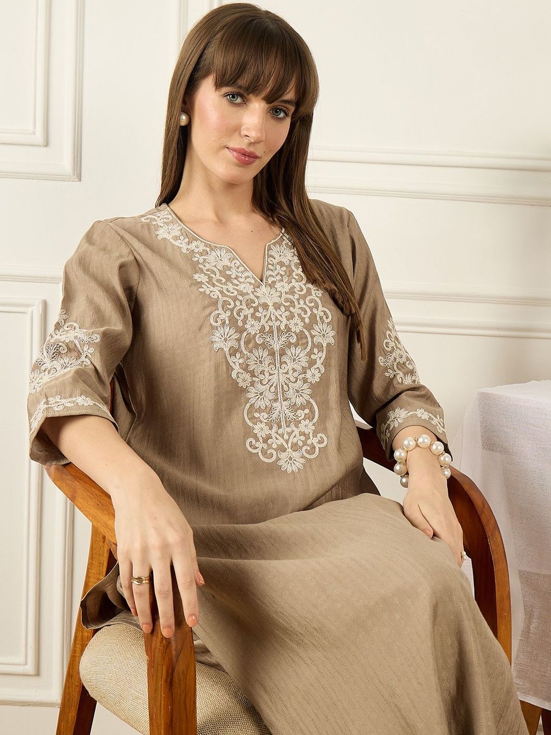 Dhiyona IE Embroidered V-Neck Three-Quarter Sleeves Tunic And Trousers