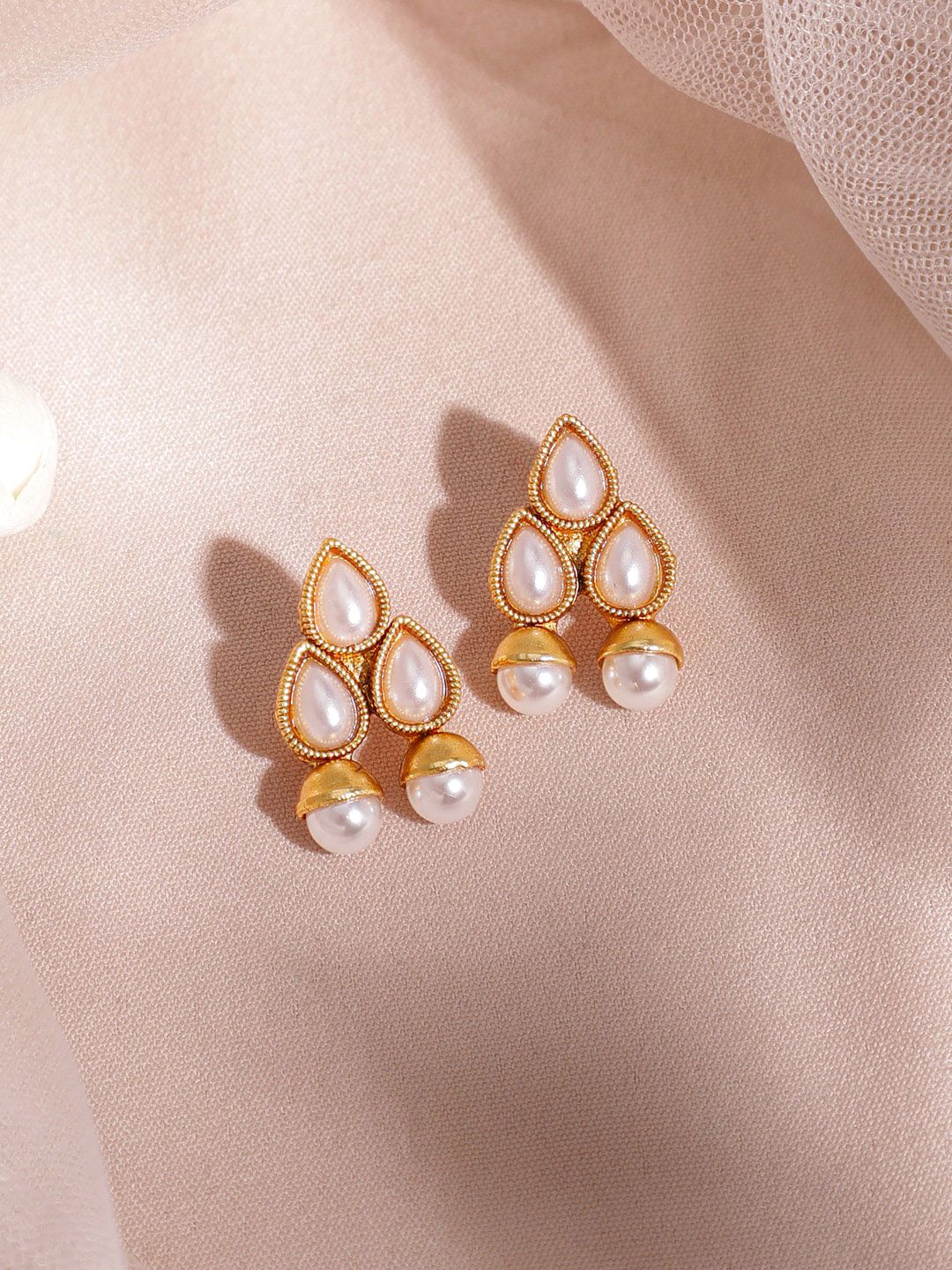 Dhiyona RJ Women's 18K Gold Plated White Pearl Beaded Contemporary Handcrafted Choker Necklace Set