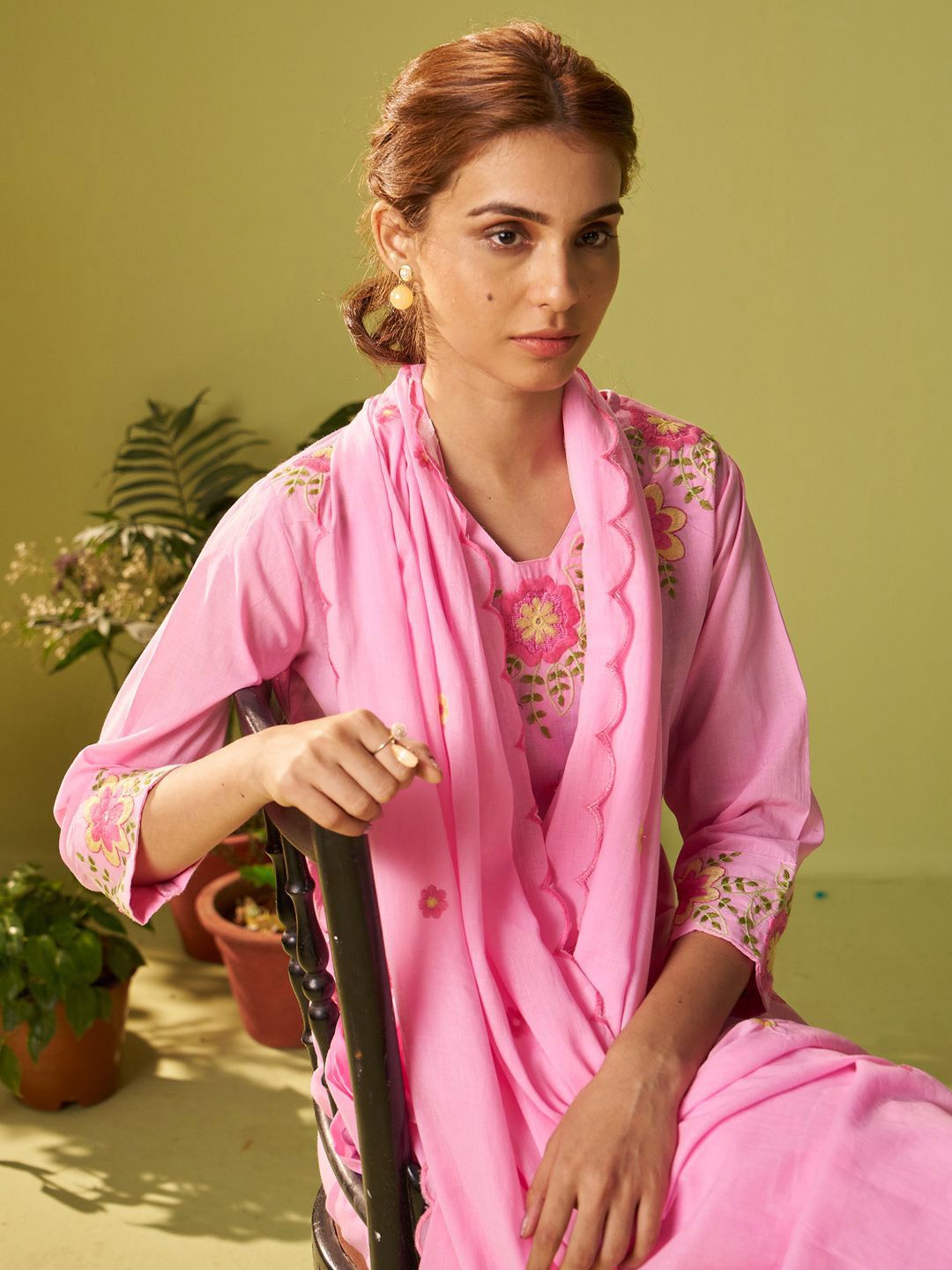 Dhiyona IE Women Floral Embroidered Thread Work Kurta with Trousers & With Dupatta