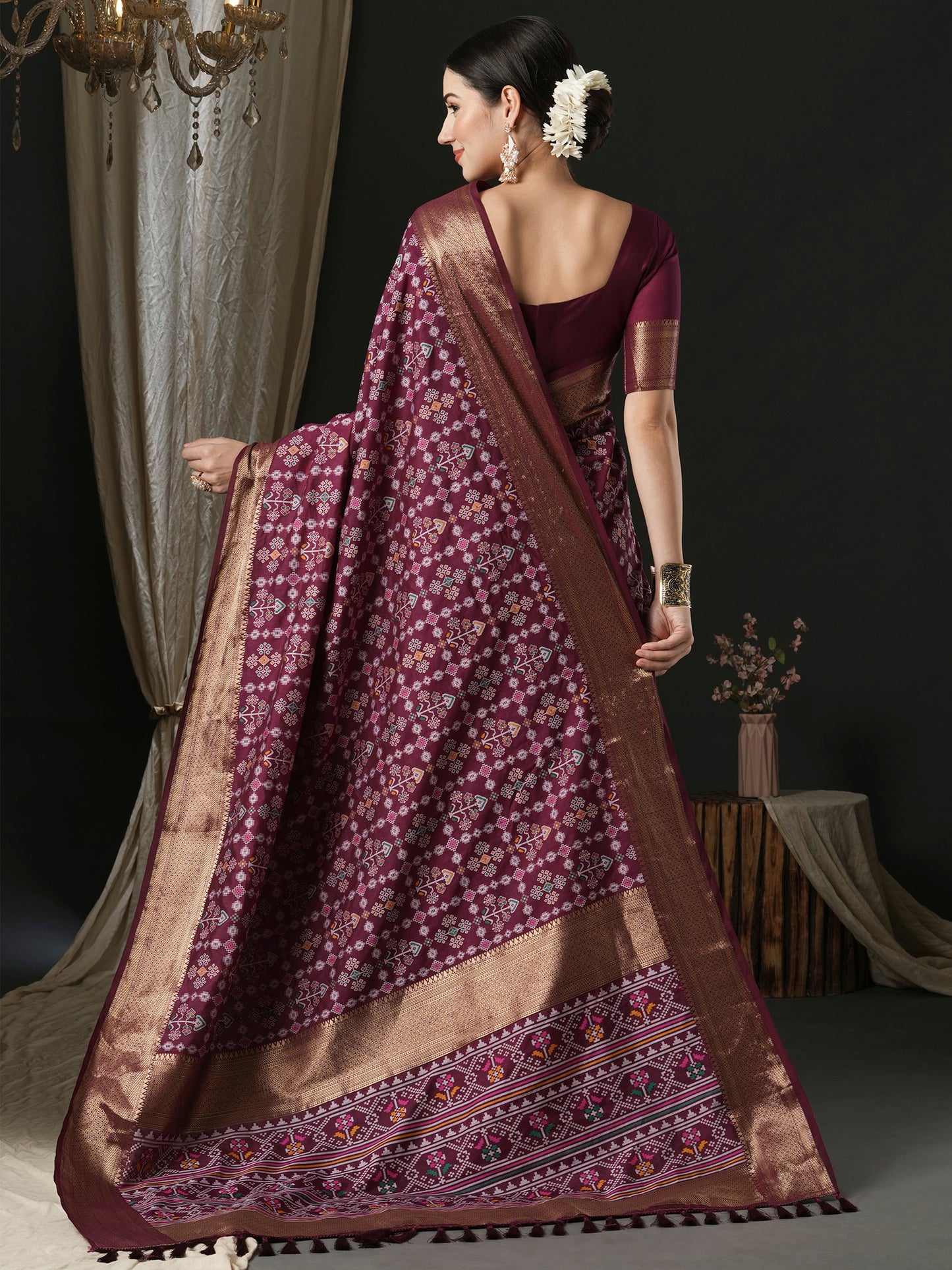 Women's Silk Blend Magenta Woven Design Designer Saree With Blouse Piece