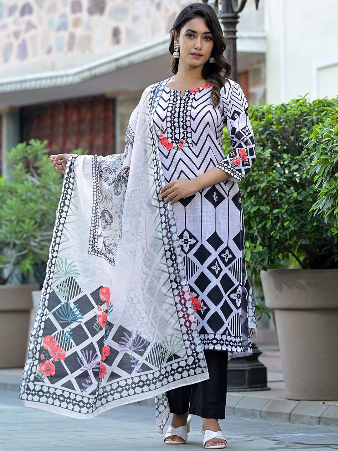 Dhiyona VA Women'sGeometric Printed Straight Kurta With Trousers & Dupatta