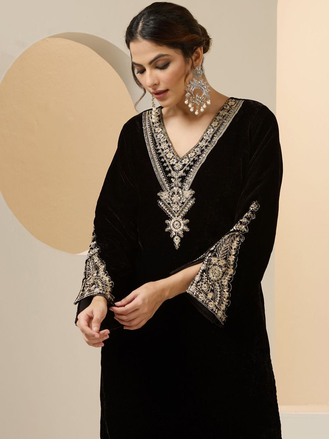 Dhiyona IS Women's Women Floral Embroidered Regular Thread Work Velvet Kurta with Trousers