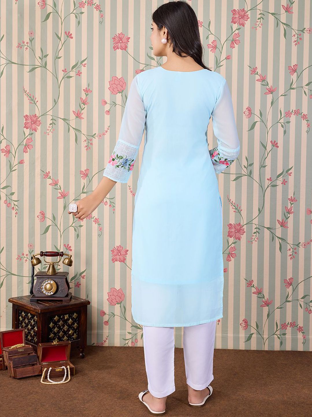 Dhiyona OD Floral Embroidered Thread Work Floral Georgette Straight Kurta