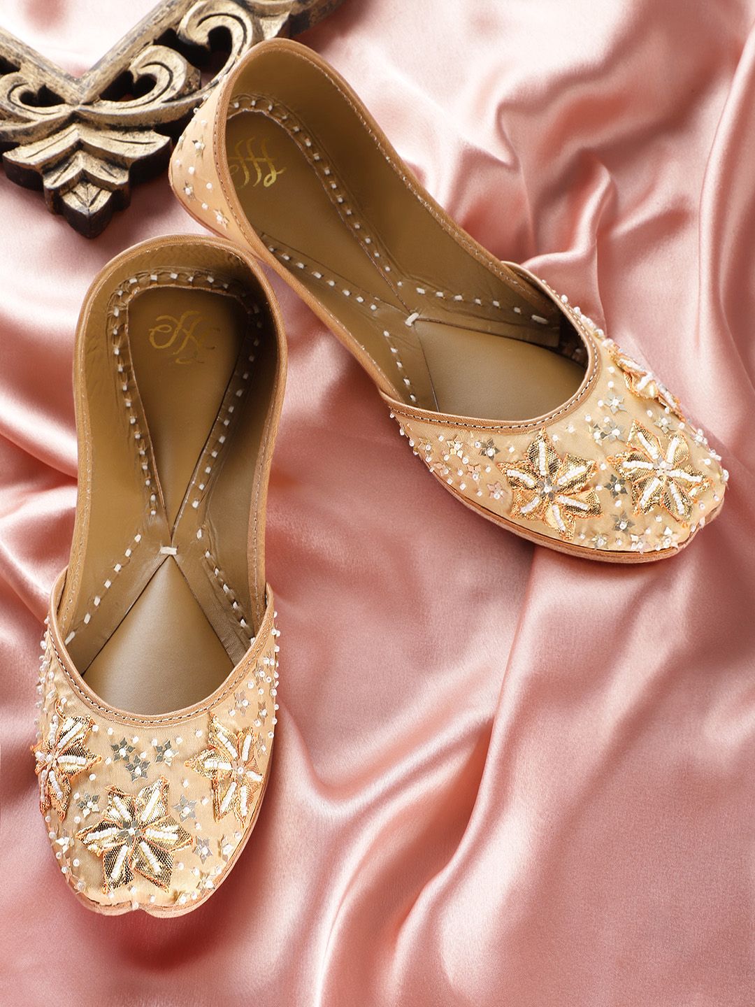 Dhiyona HOP Women Embellished Ethnic Mojaris