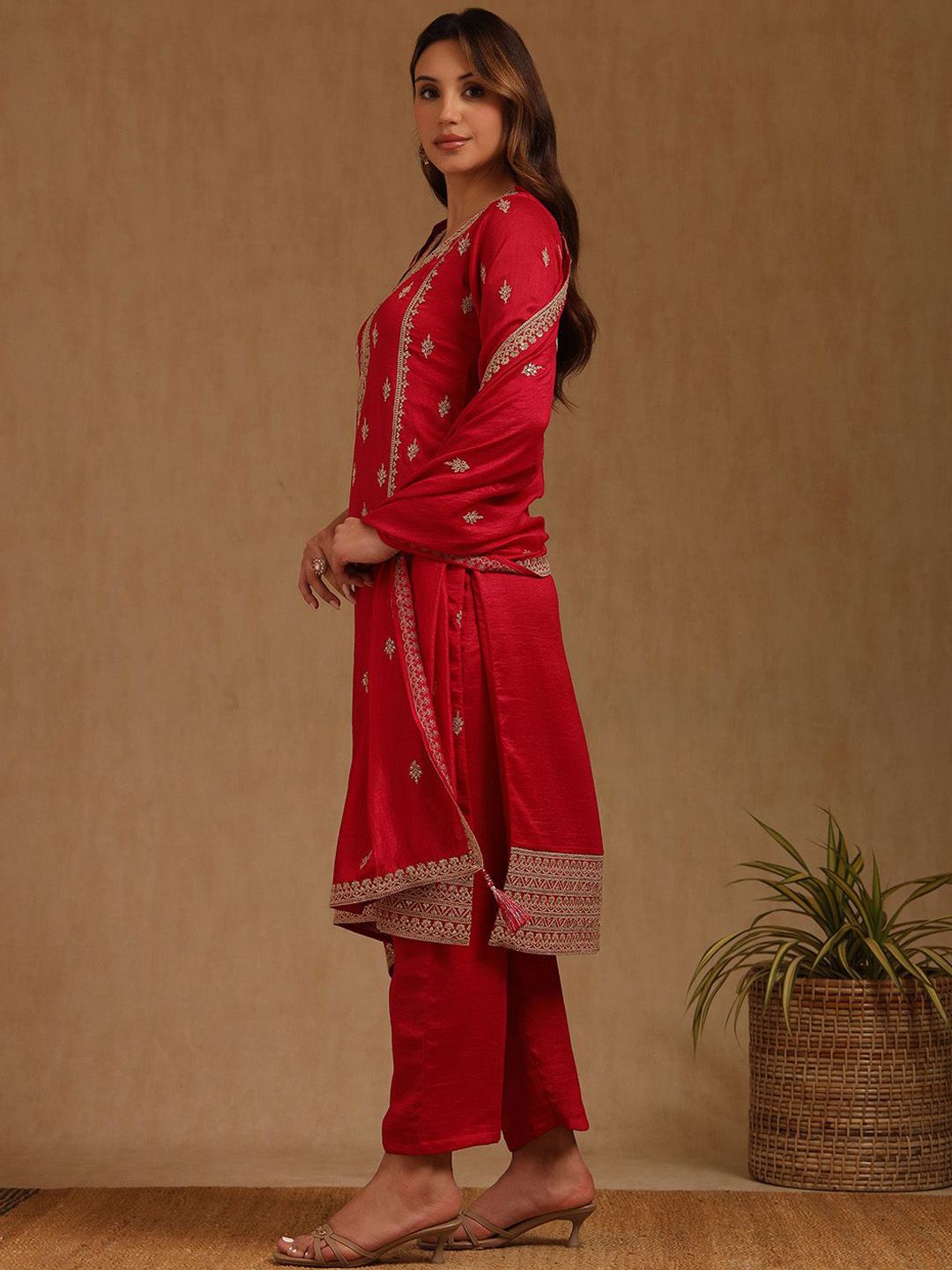 Dhiyona SO Women's Floral Embroidered V-Neck Zari Straight Kurta & Trousers With Dupatta