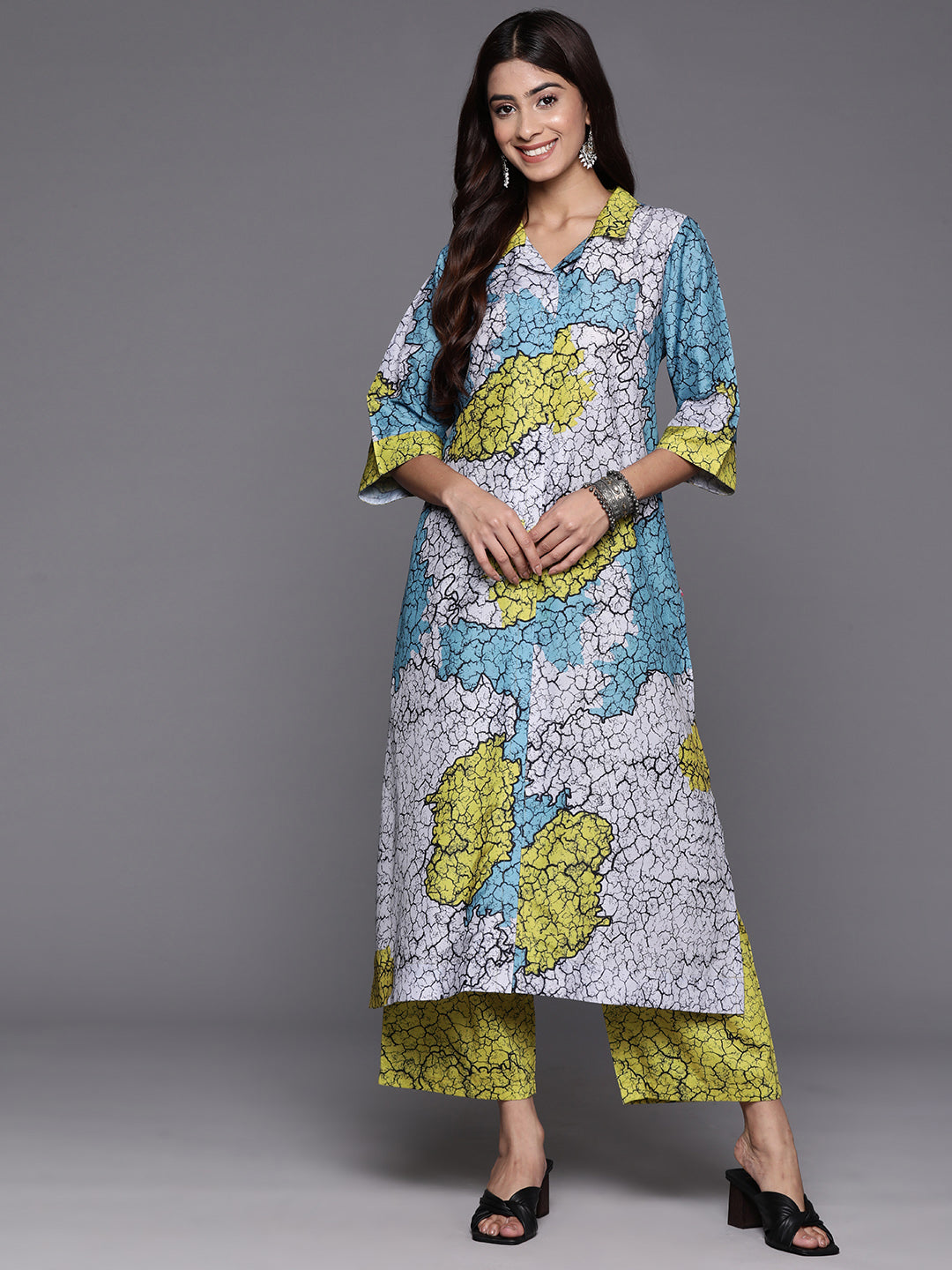 Dhiyona VR Women's Blue And Green Abstract Printed Shirt Collar, Straight Kurta With Side And Front Slits Paired With Printed Bottom