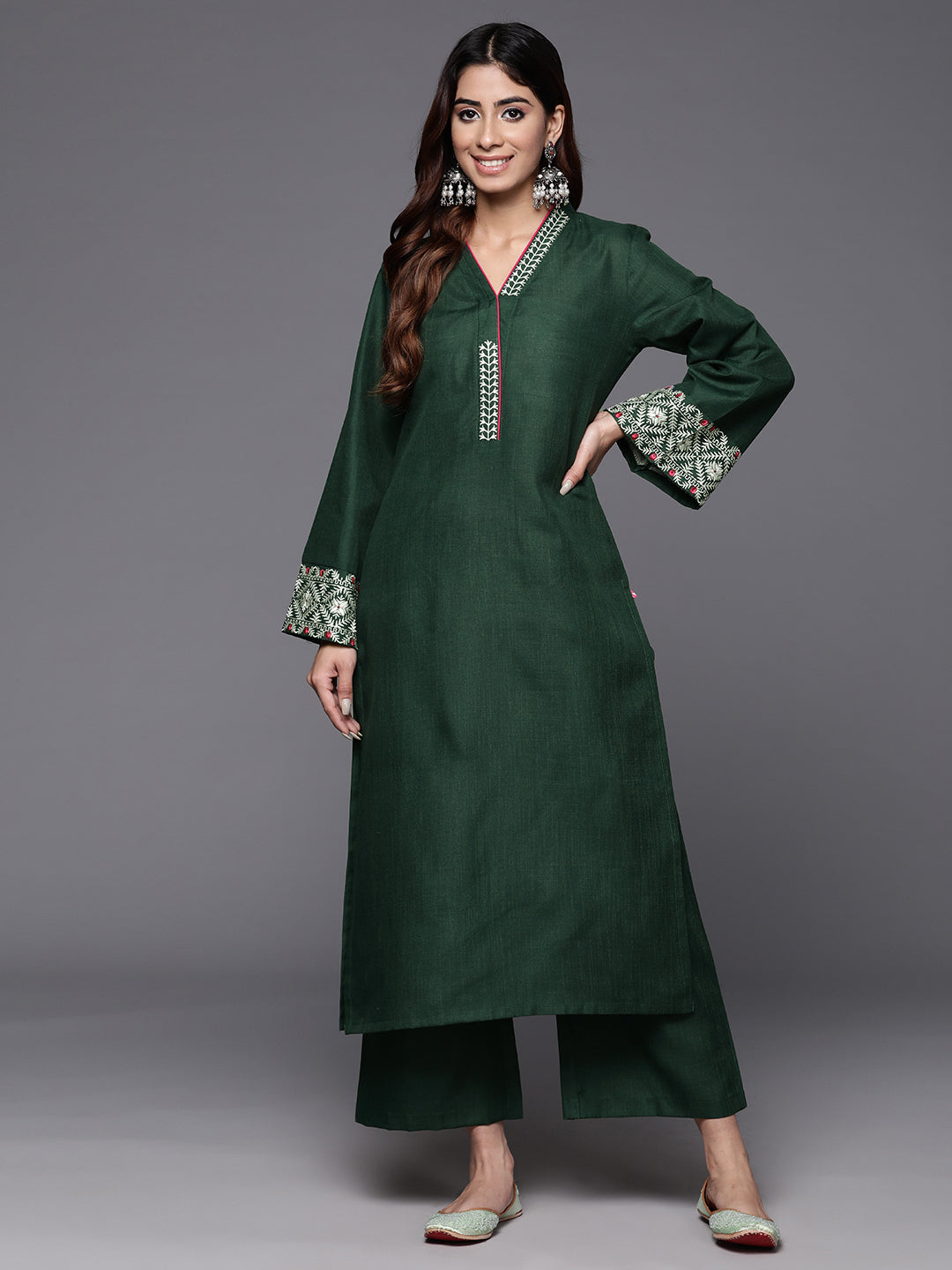 Dhiyona VR Women's Green Embroidered Long & Flared Sleeves Kurta With Tonal Bottom