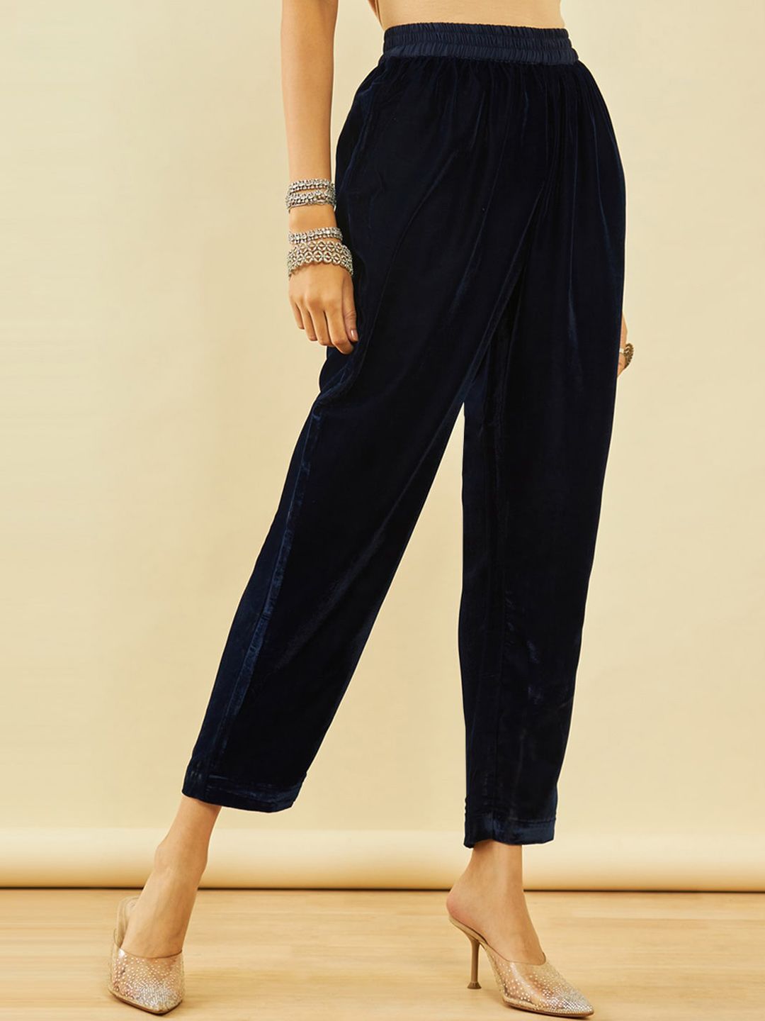Dhiyona SO Women's Ethnic Motifs Embroidered Regular Thread Work Velvet Straight Kurta with Trousers