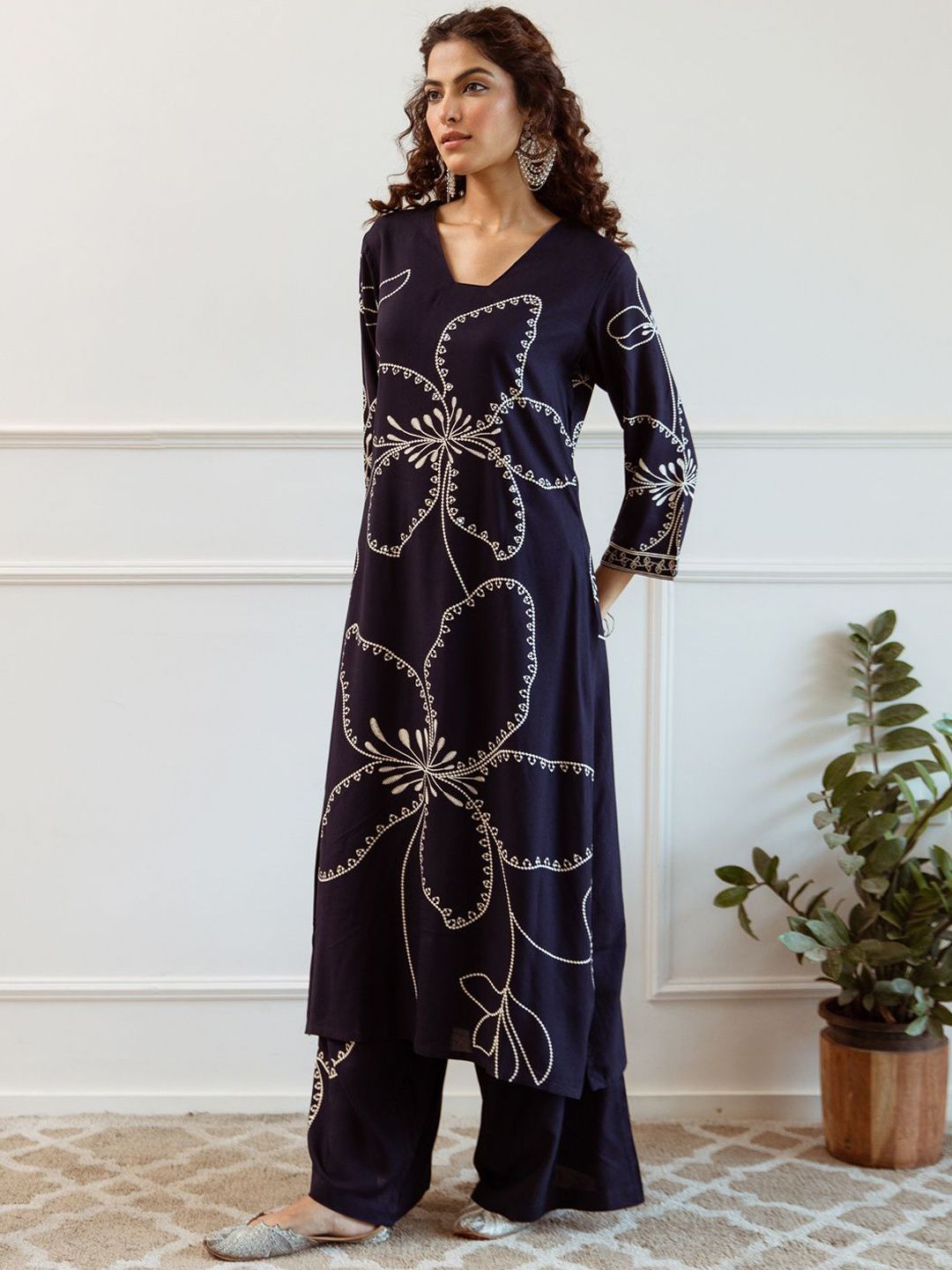 Dhiyona IE Women Floral Embroidered Regular Sequinned Kurta with Trousers