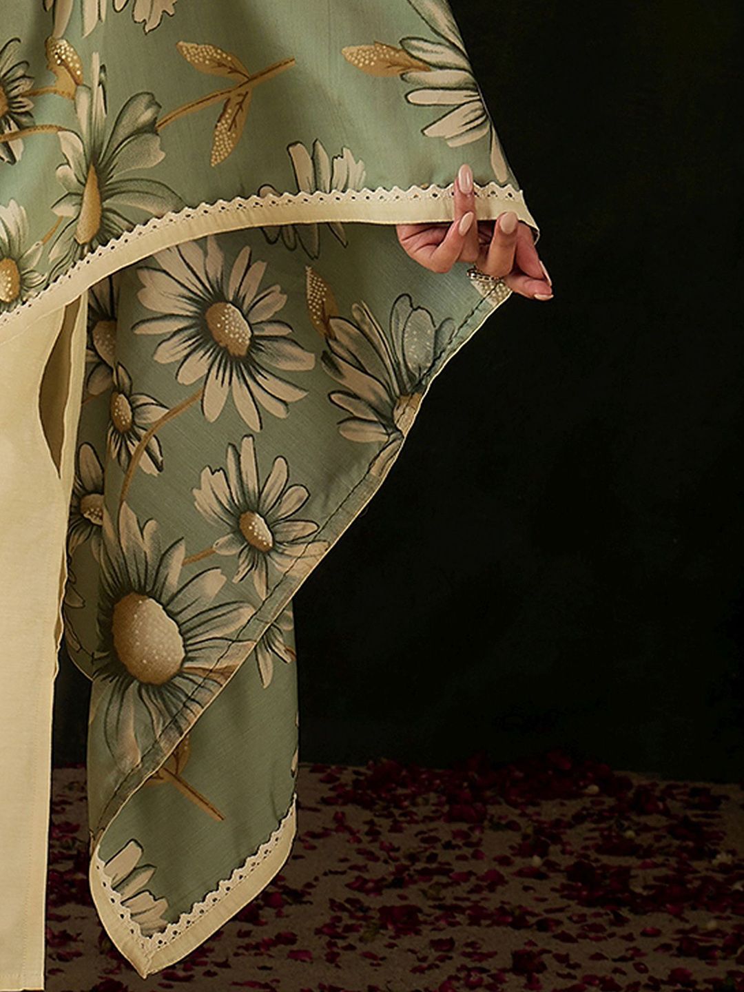 Women Floral Embroidered Regular Thread Work Kurta with Trousers & With Dupatta