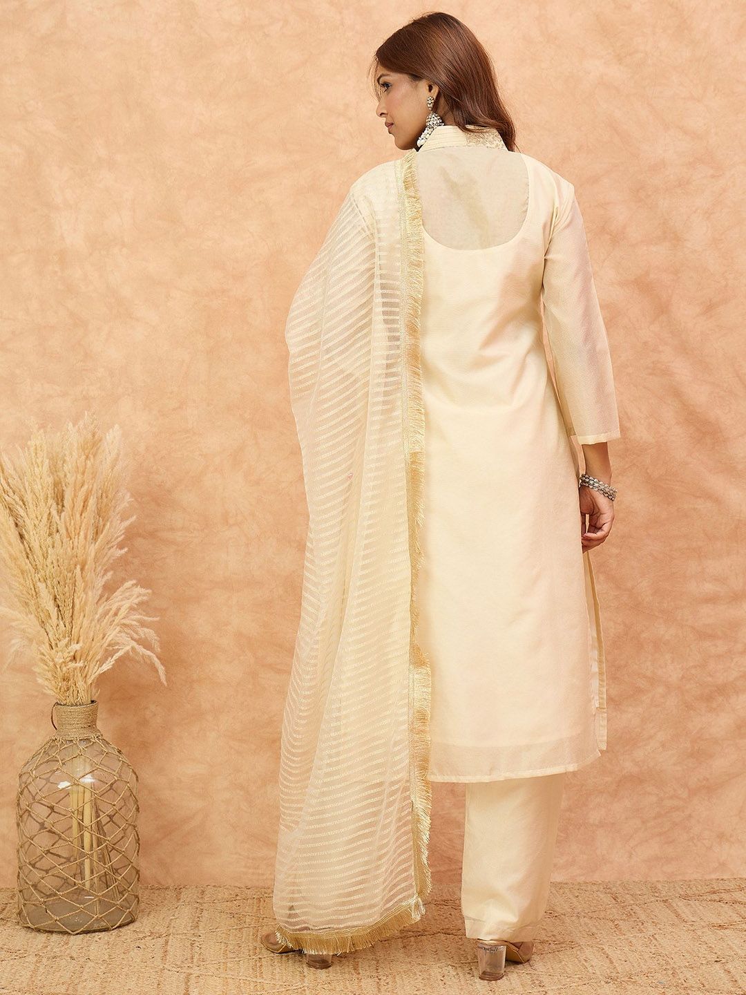 Dhiyona VA Women'sEmbroidered V-Neck Thread Work Kurta with Trousers & With Dupatta