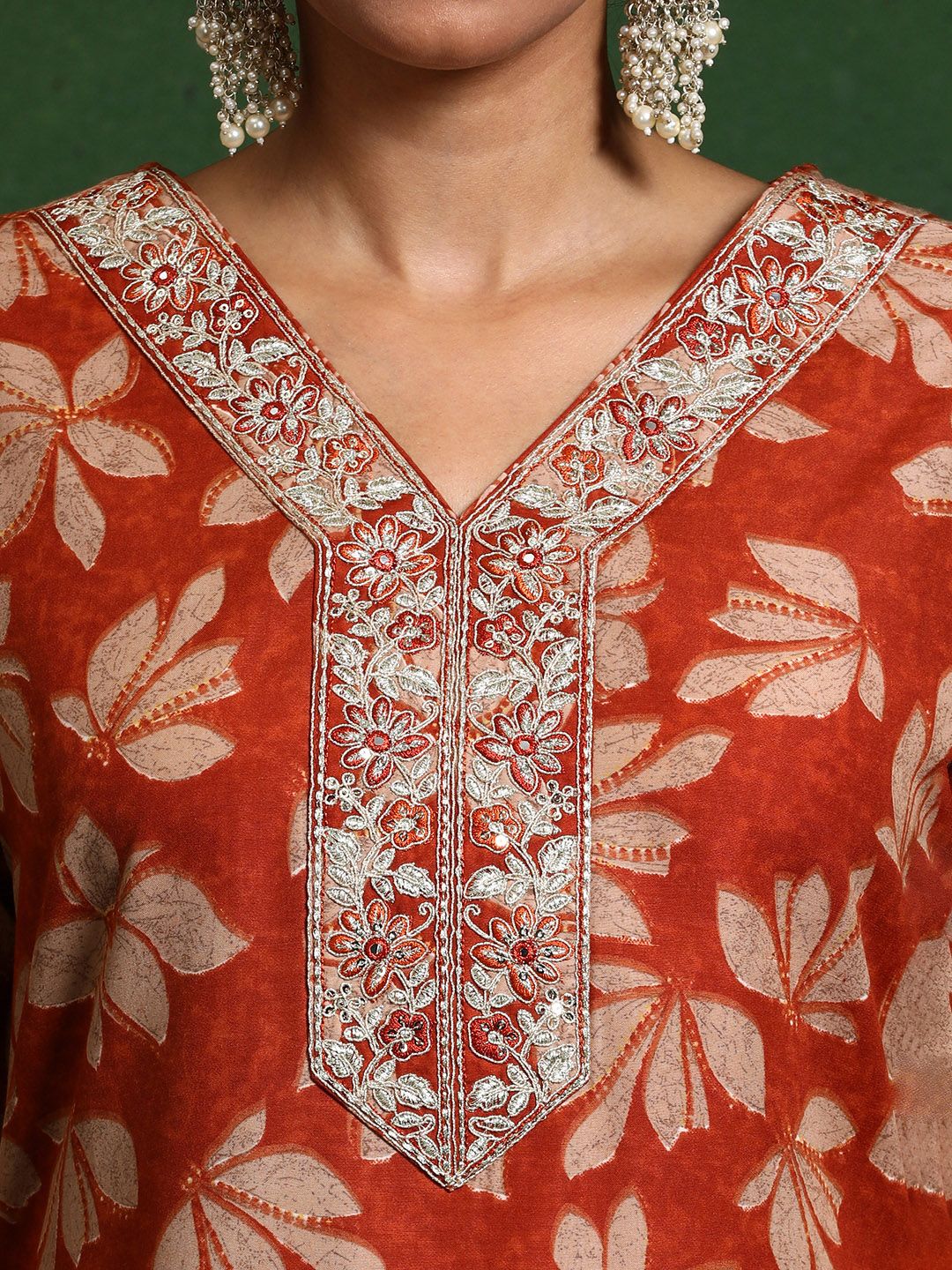 Dhiyona VA Women'sFloral Printed V-Neck Thread Work Kurta With Trousers & Dupatta