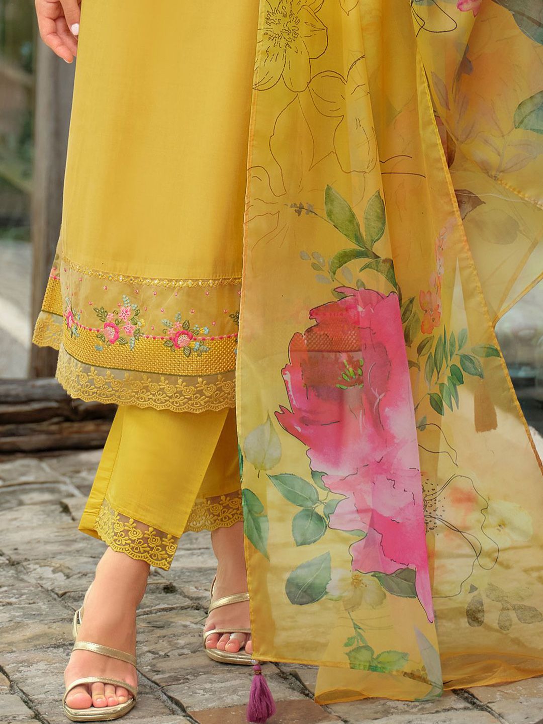 Floral Embroidered Round Neck Thread Work Kurta With Trousers & Dupatta