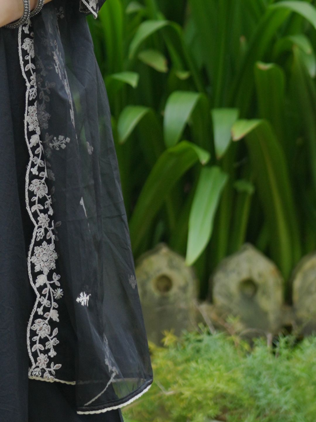 Dhiyona IE Floral Embroidered Thread Work Liva Kurta WithTrousers & Dupatta