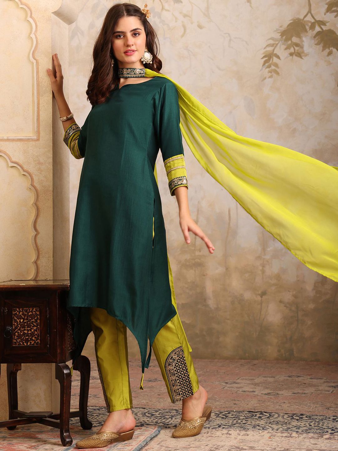 Dhiyona SN Women's Embroidered Sweetheart Neck Cotton Silk Kurta With Trouser And Dupatta