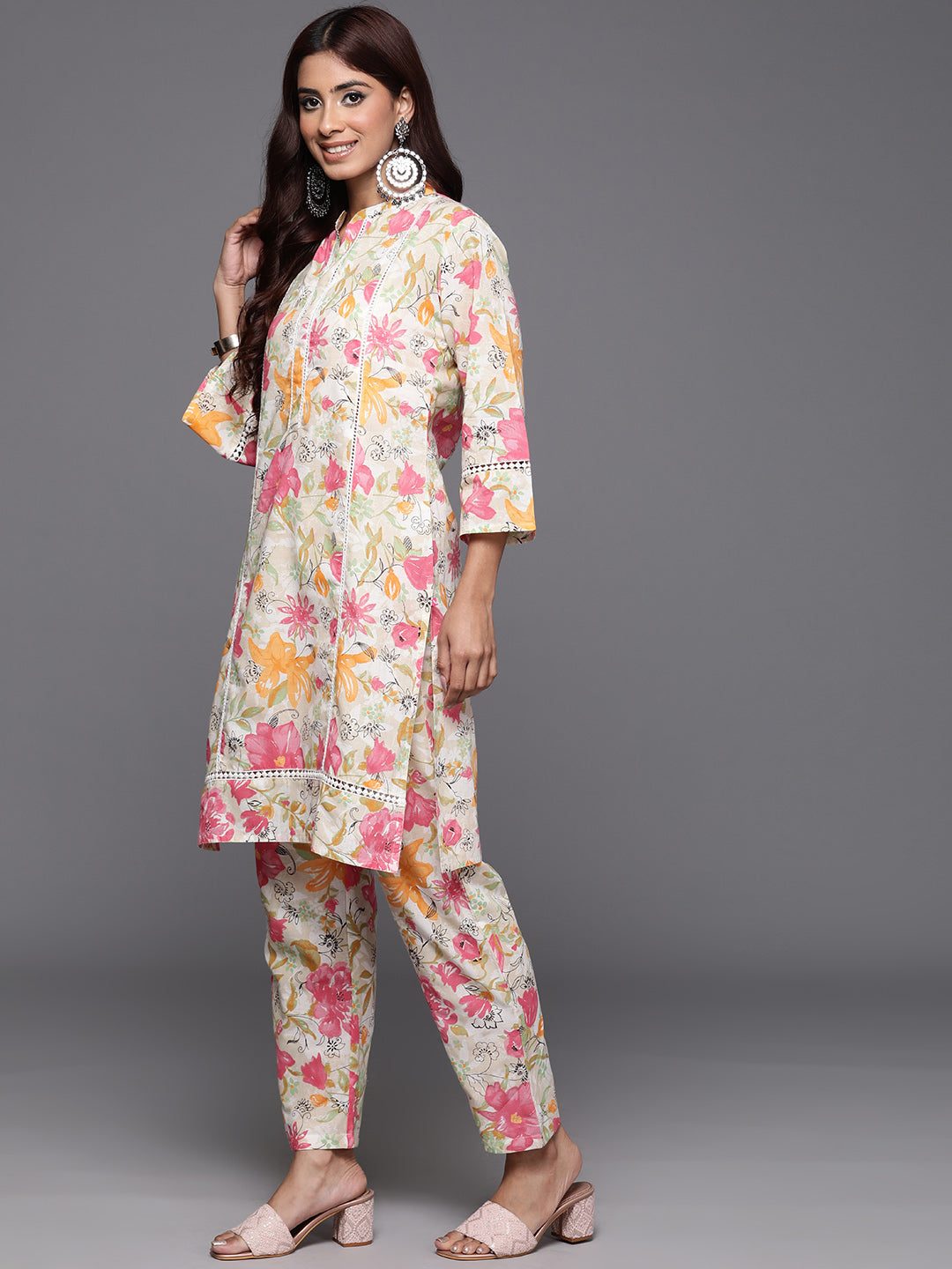 Dhiyona VR Women's Off White Floral Printed Kurta With Bottom