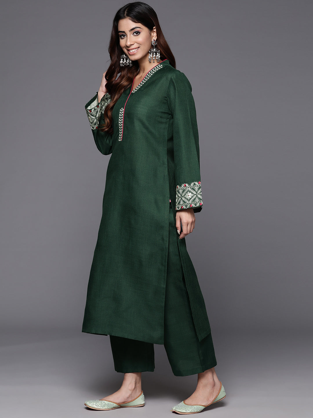 Dhiyona VR Women's Green Embroidered Long & Flared Sleeves Kurta With Tonal Bottom
