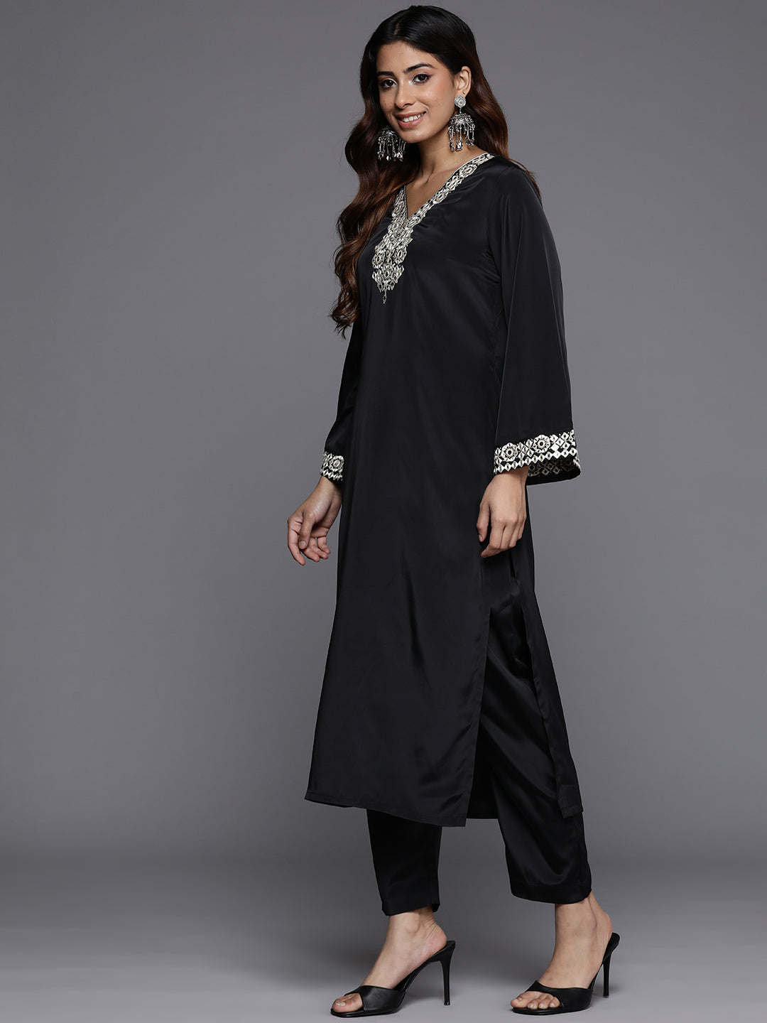 Dhiyona VR Women's Black Mirror Embroidered Kurta Set