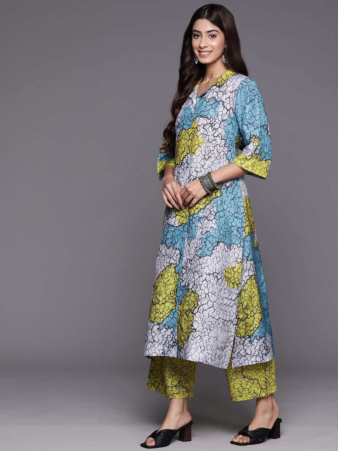 Dhiyona VR Women's Blue And Green Abstract Printed Shirt Collar, Straight Kurta With Side And Front Slits Paired With Printed Bottom
