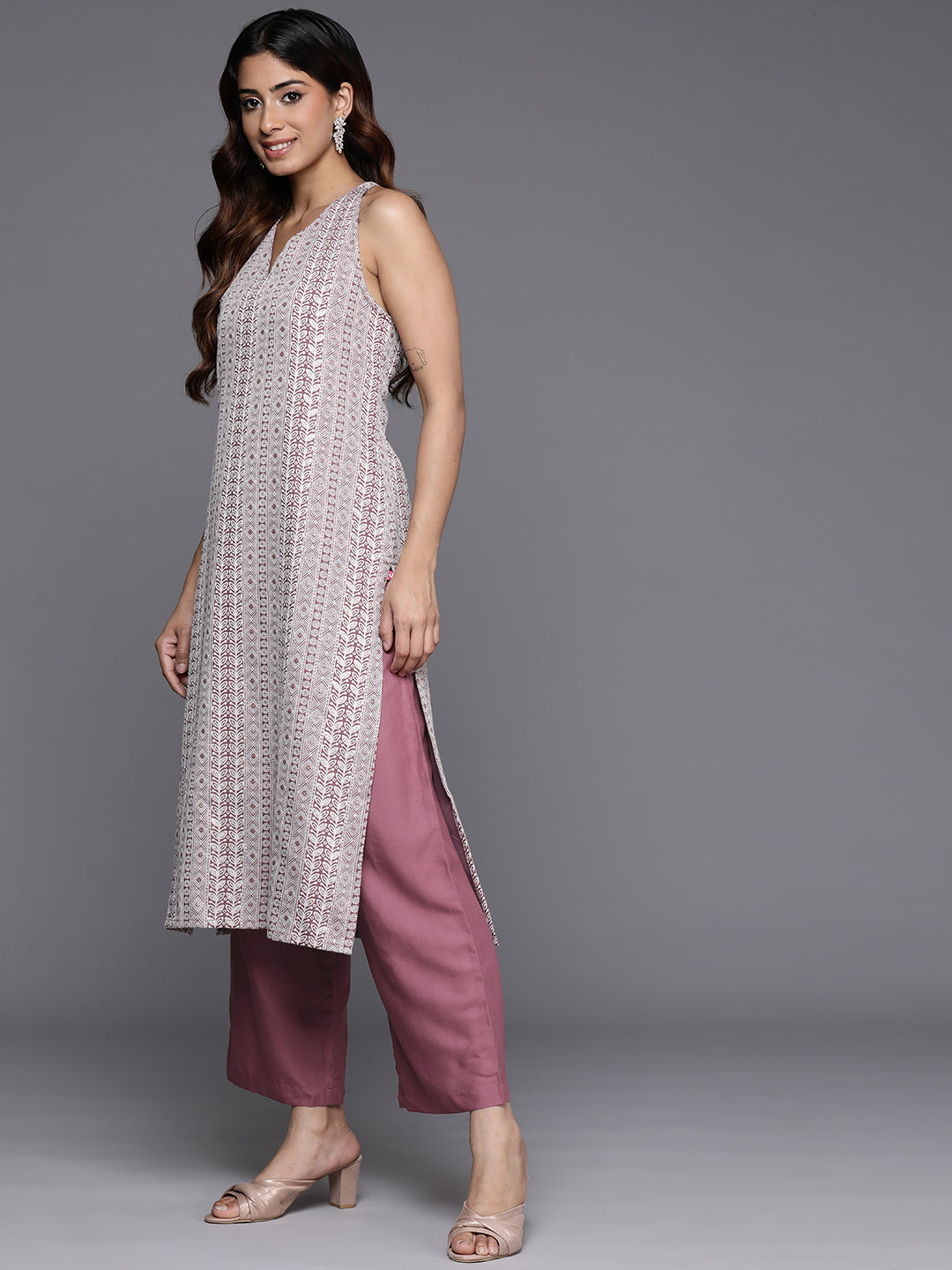 Dhiyona VR Women's Mauve Woven Design Sleeveless Kurta, Paired With Solid Bottom