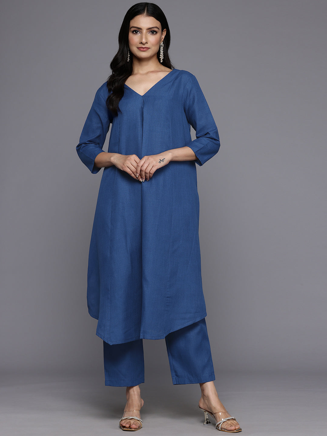 Dhiyona VR Women's Blue Solid A-Line Kurta Paired With Tonal Bottom