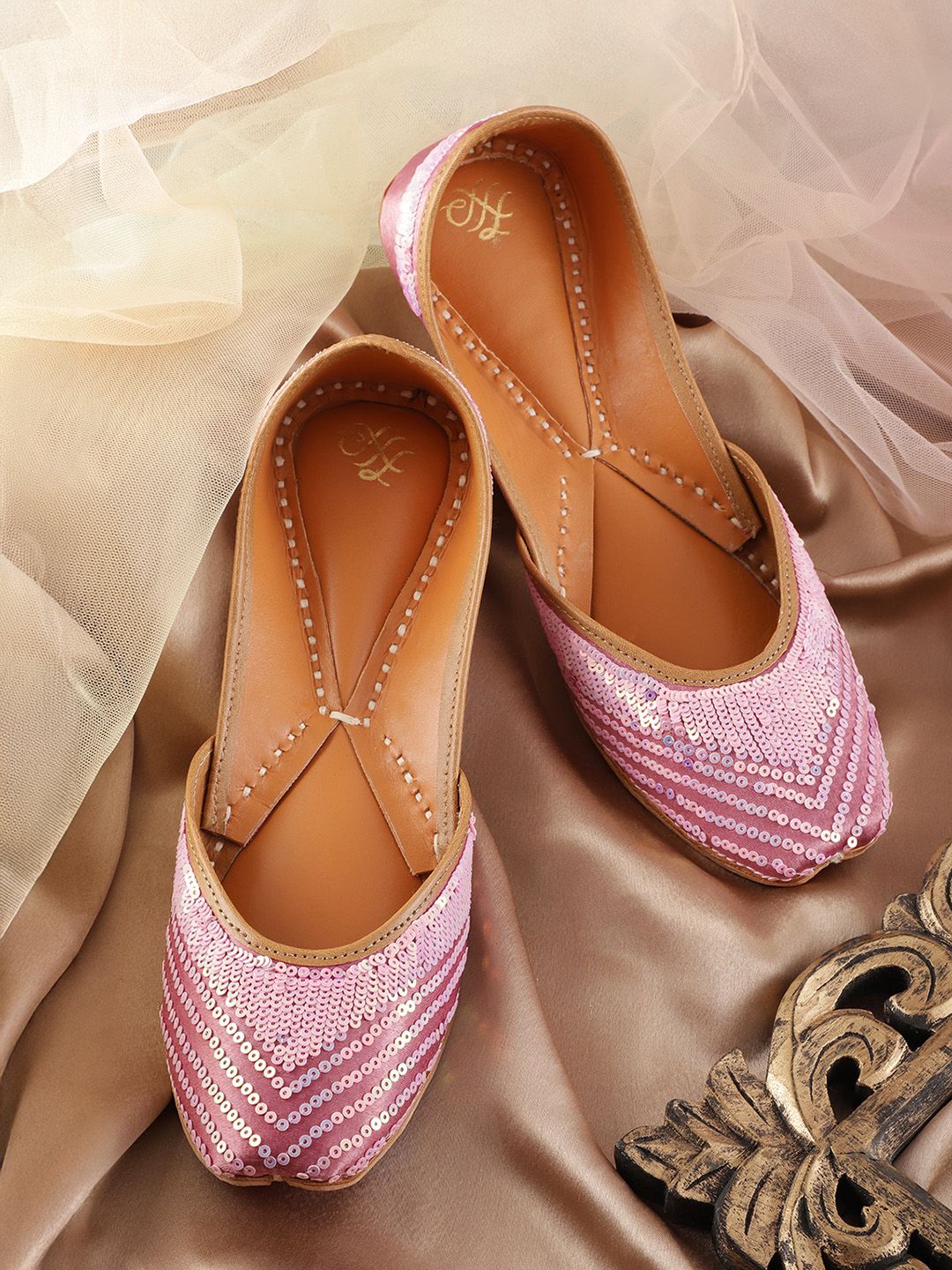 Dhiyona HOP Women Ethnic Embellished Leather Mojaris