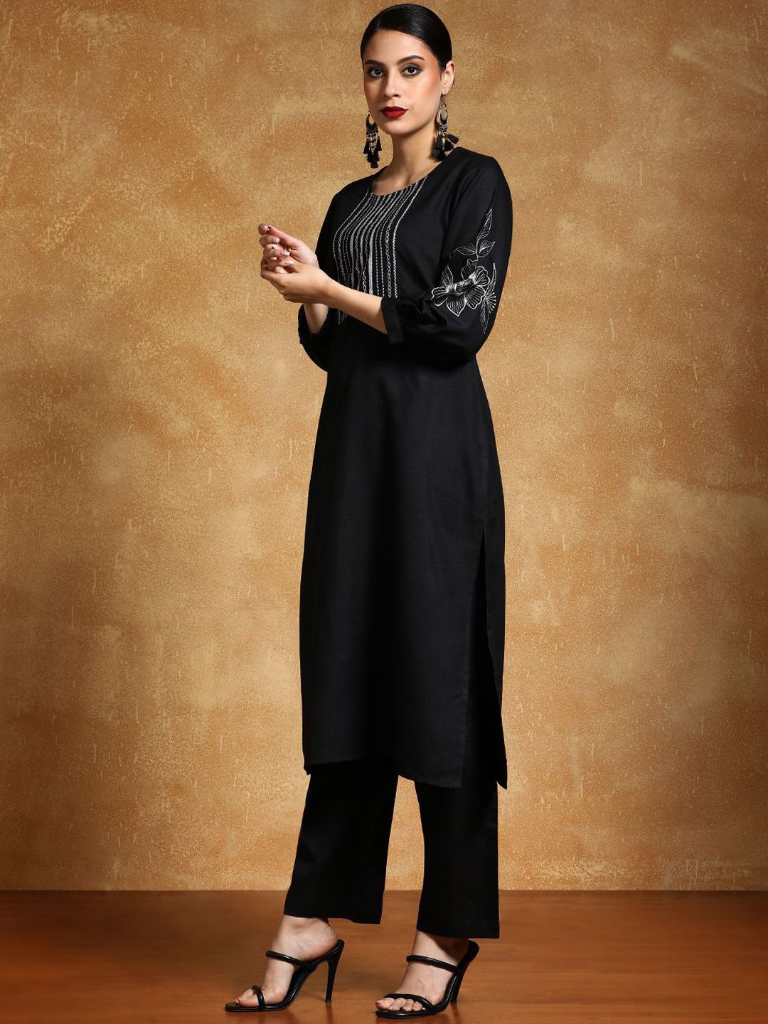 Dhiyona VA Women'sFloral Embroidered Thread Work Round Neck Straight Kurta With Trousers