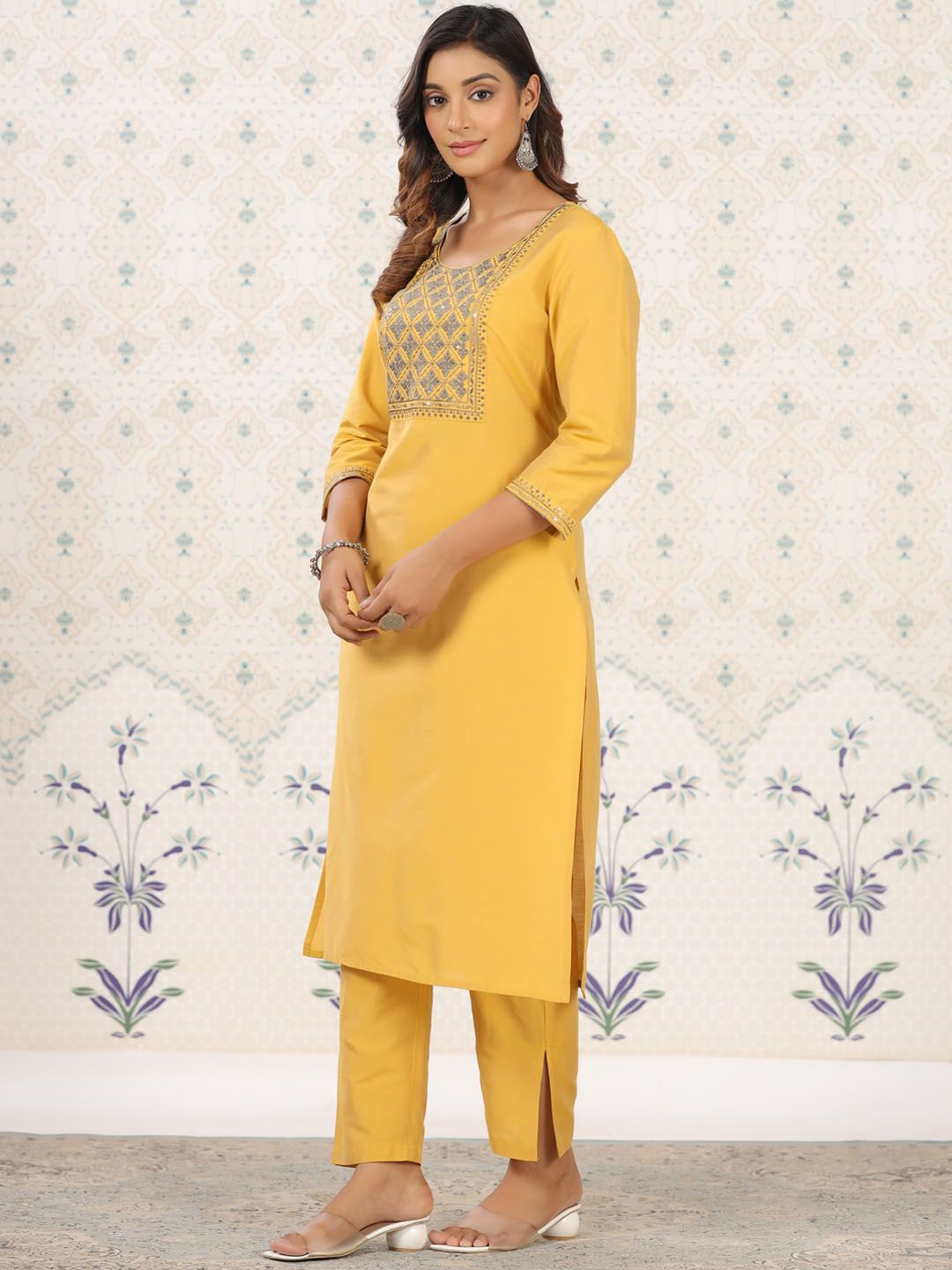 Dhiyona OD Ethnic Motifs Yoke Design Thread Work Straight Kurta with Trousers