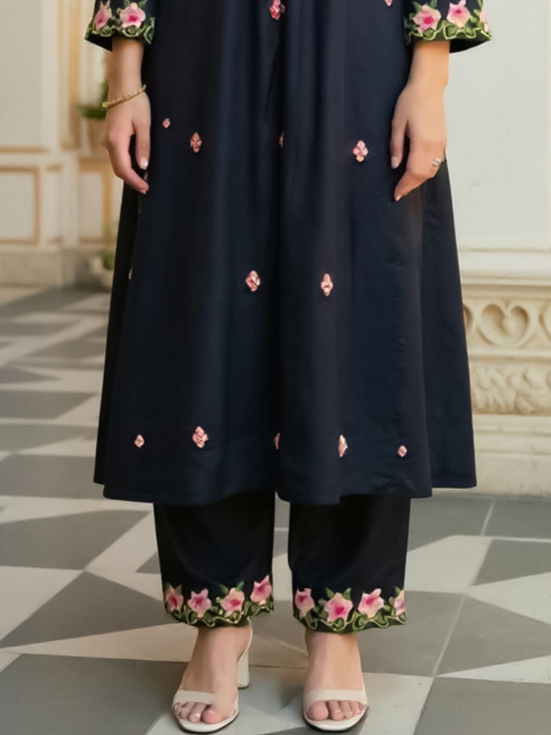 Women Floral Embroidered Kurta with Trousers