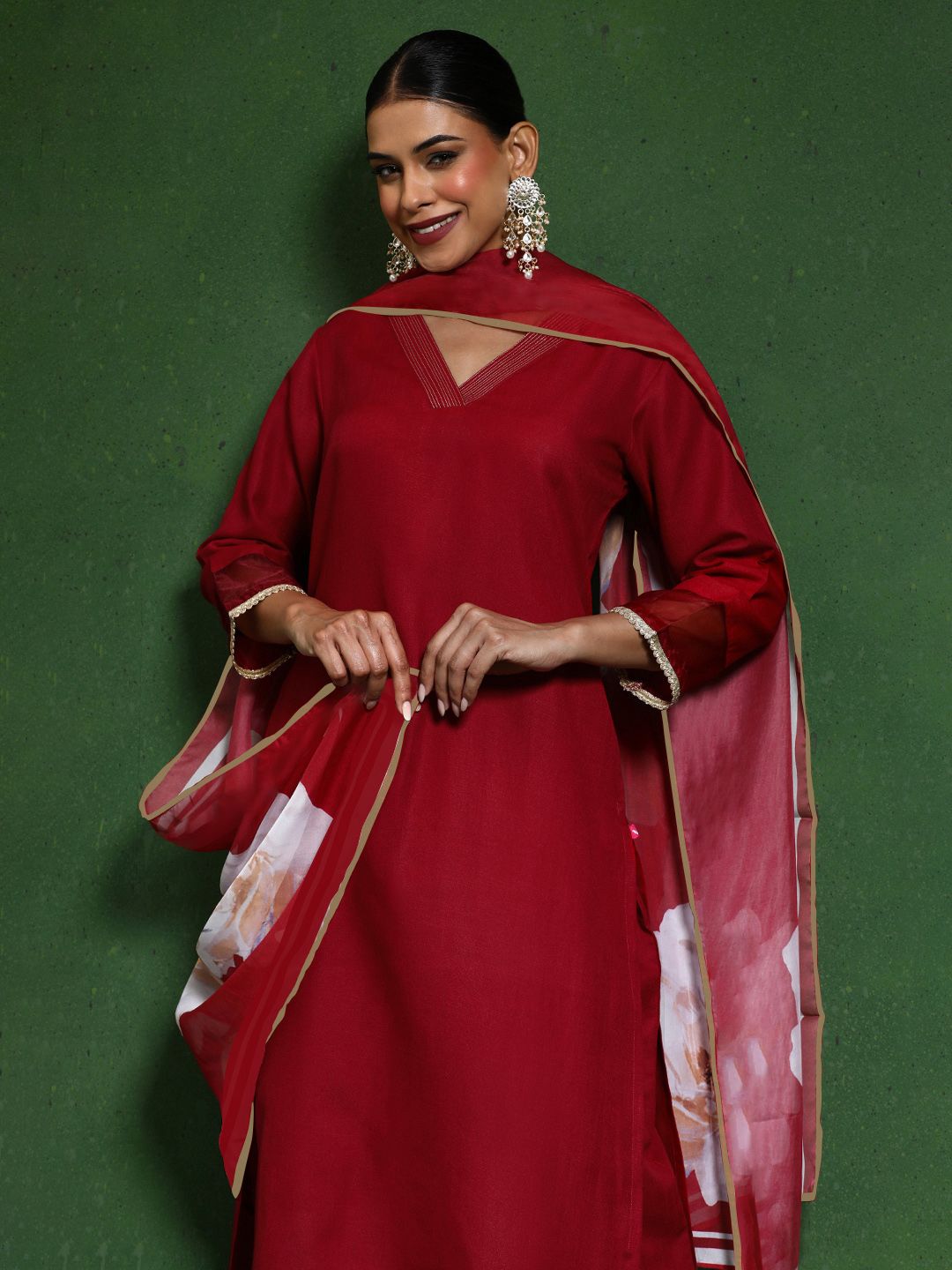 Dhiyona VA Women'sThread Work V-Neck Straight Kurta With Trousers And Dupatta