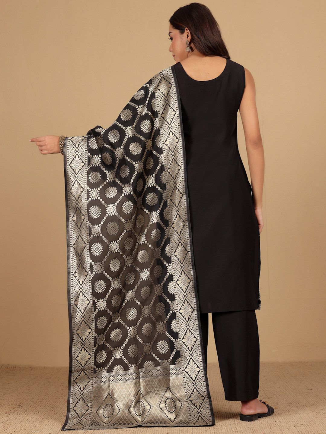 Dhiyona VA Women'sSleeveless Round Neck Straight Kurta With Trousers And Dupatta