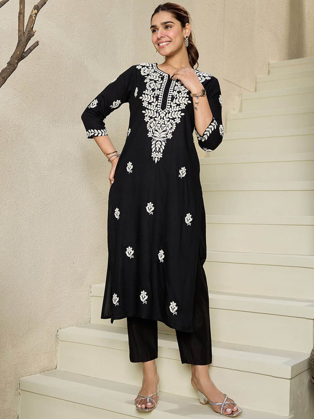 Dhiyona IE Floral Embroidered Notch Neck Kurta