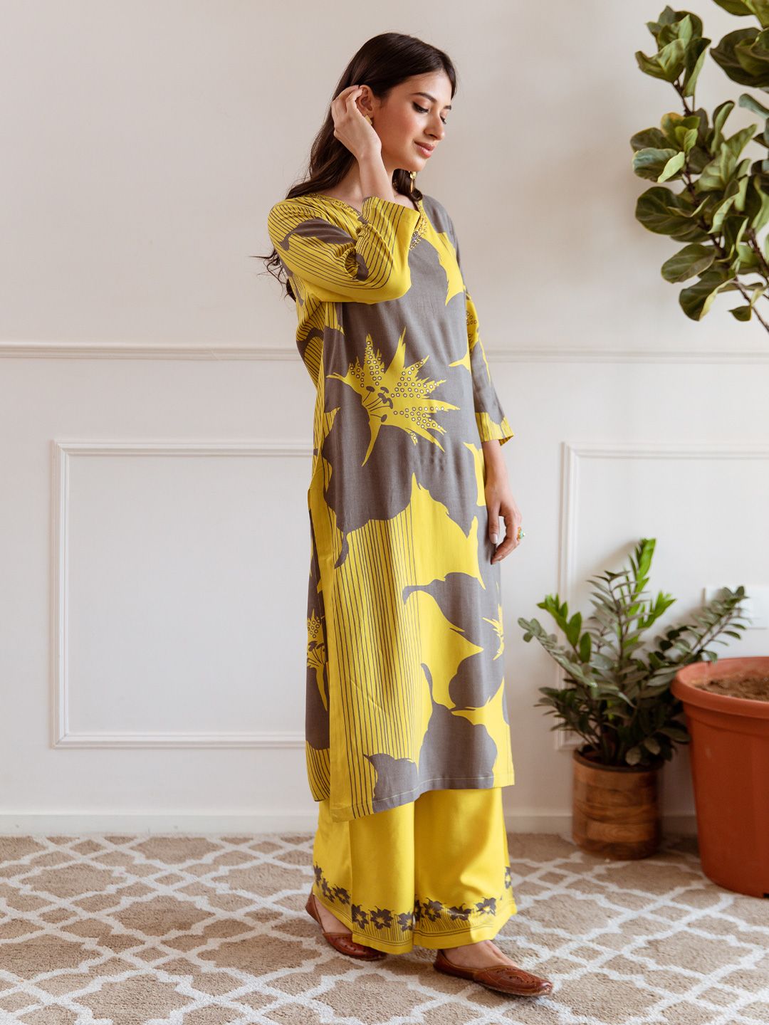 Dhiyona IS Women's Women Floral Printed Regular Kurta with Palazzos