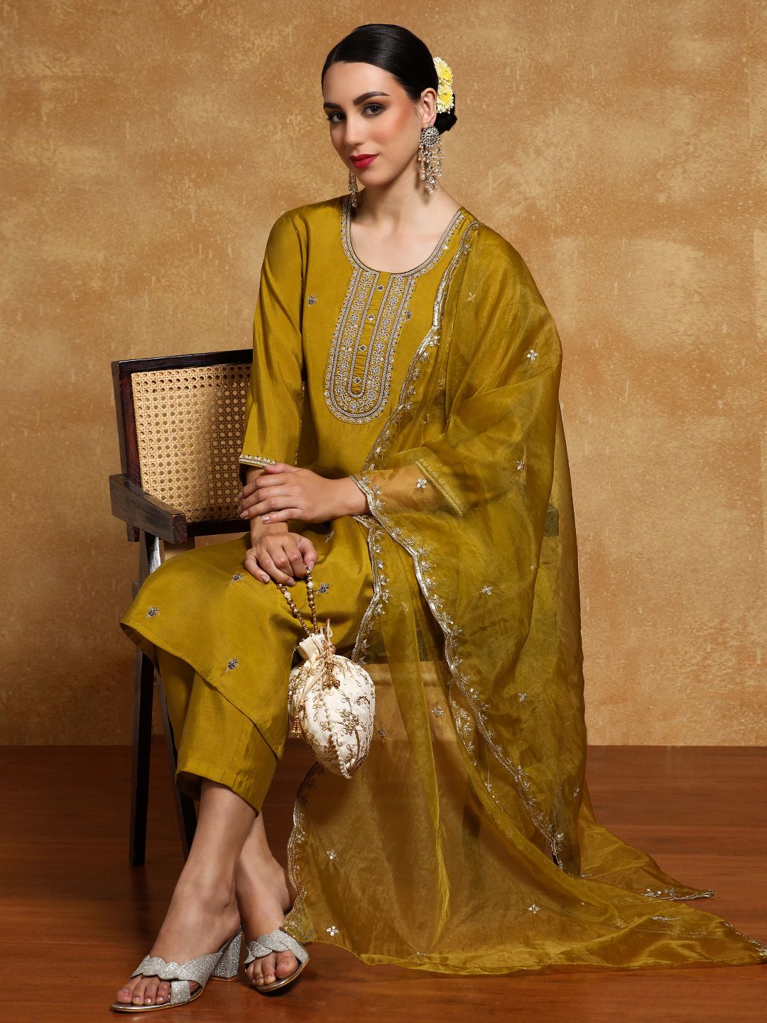 Dhiyona VA Women'sFloral Embroidered Zari Straight Kurta With Trousers And Dupatta