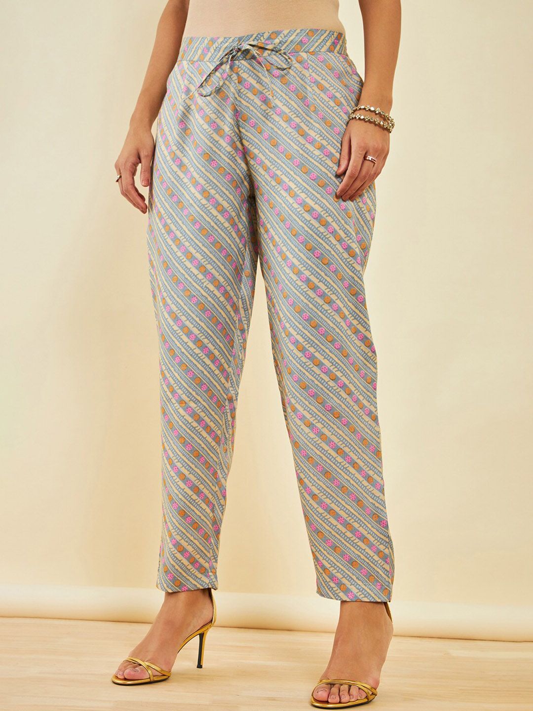 Dhiyona SO Women's Grey Ethnic Motifs Printed Gotta Patti Straight Kurta With Trousers