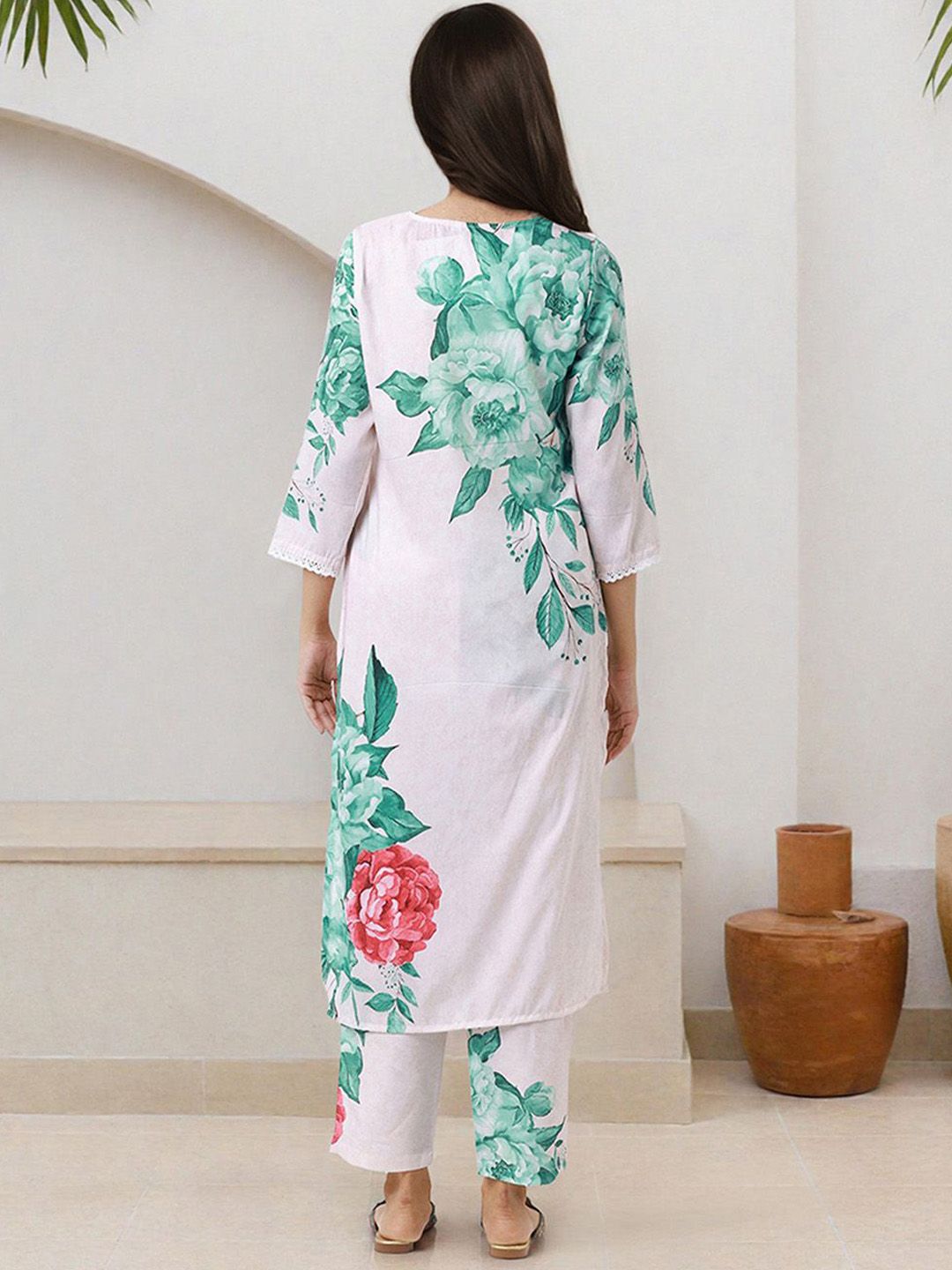 Dhiyona IS Women's Women Floral Printed V Neck Kurta With Trousers