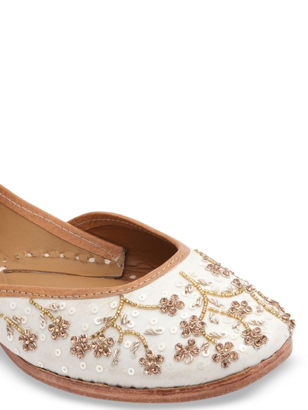 Dhiyona HOP Embroidered Slip-On Mojaris