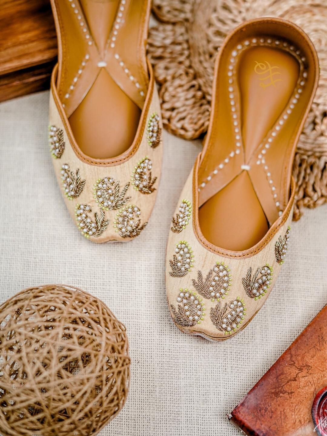 Dhiyona HOP Embroidered Ethnic Mojaris