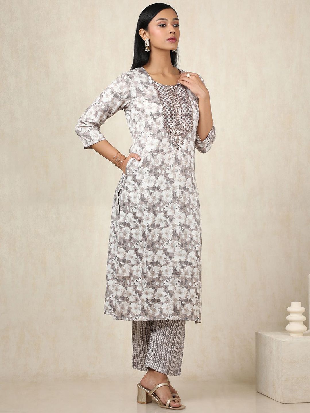 Dhiyona SO Women's Floral Printed Thread Work Round Neck Straight Kurta With Trousers