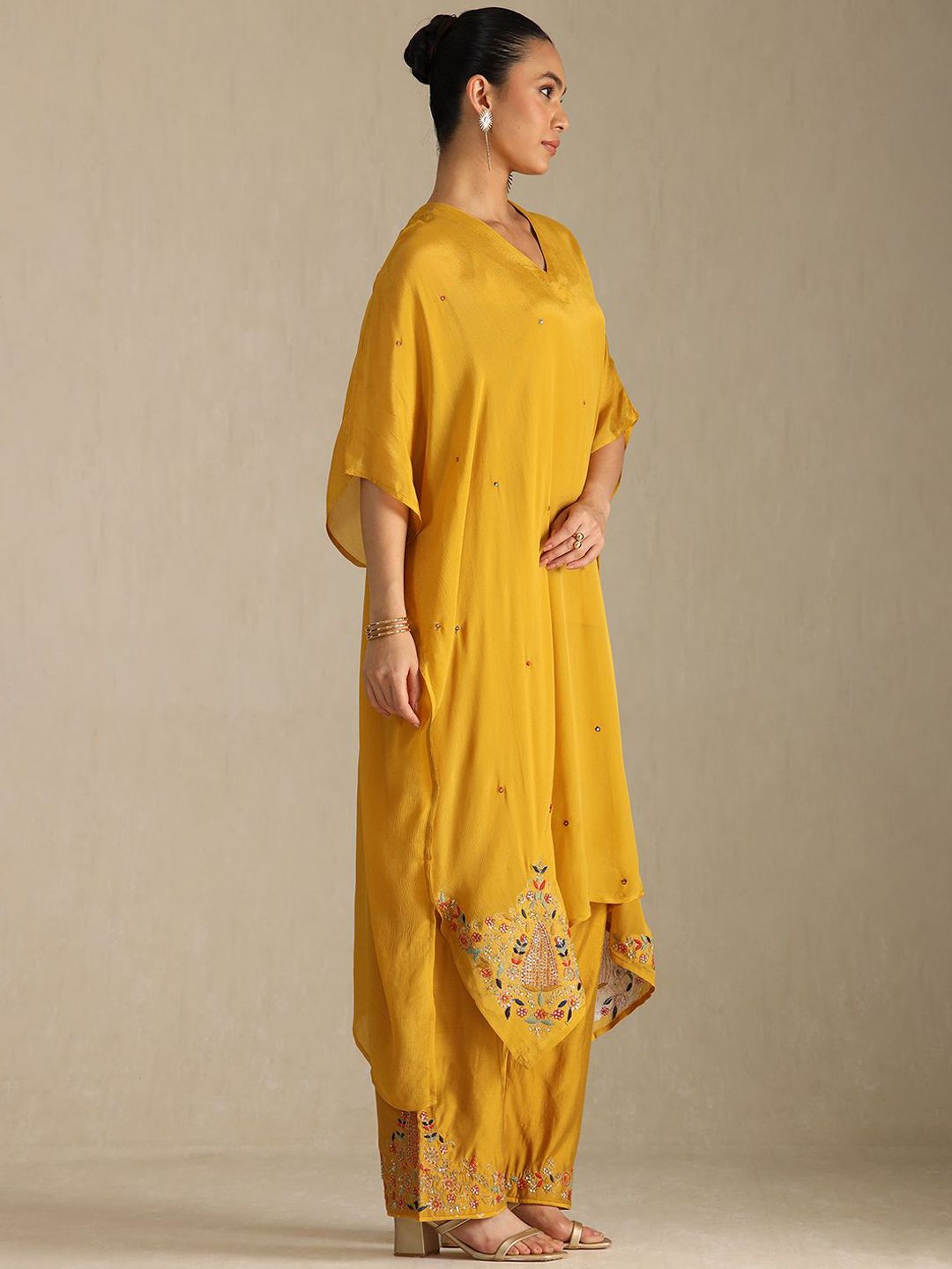 Dhiyona SO Women's Floral Embroidered V-Neck Sequinned Kaftan Kurta With Palazzos