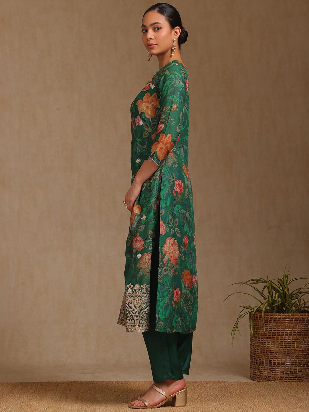 Dhiyona SO Women's Floral Printed Round Neck Zari Straight Kurta With Trousers