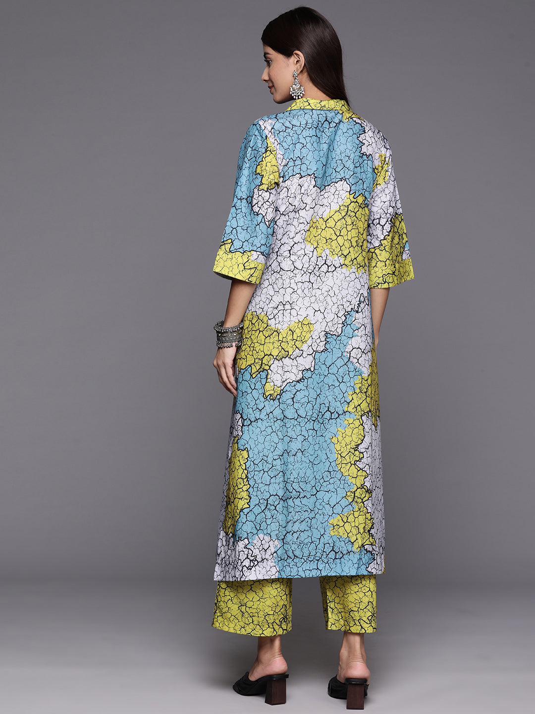Dhiyona VR Women's Blue And Green Abstract Printed Shirt Collar, Straight Kurta With Side And Front Slits Paired With Printed Bottom