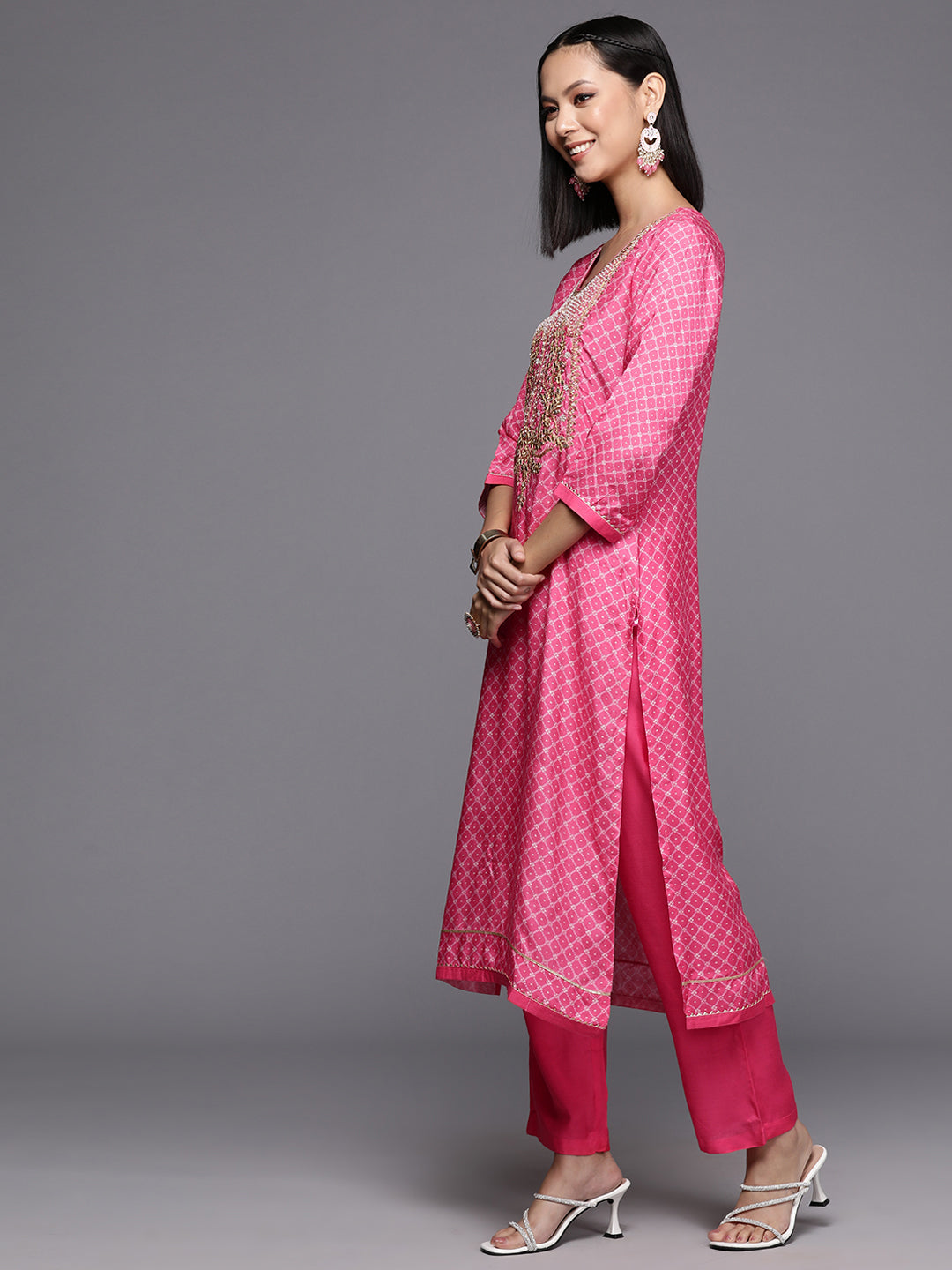 Dhiyona VR Women's Pink Bandhani Printed Straight Kurta Paired With Tonal Bottom And Dupatta
